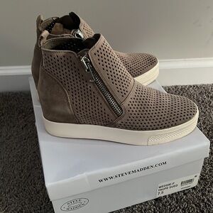Steve Madden Wedgie Boot Size 7.5